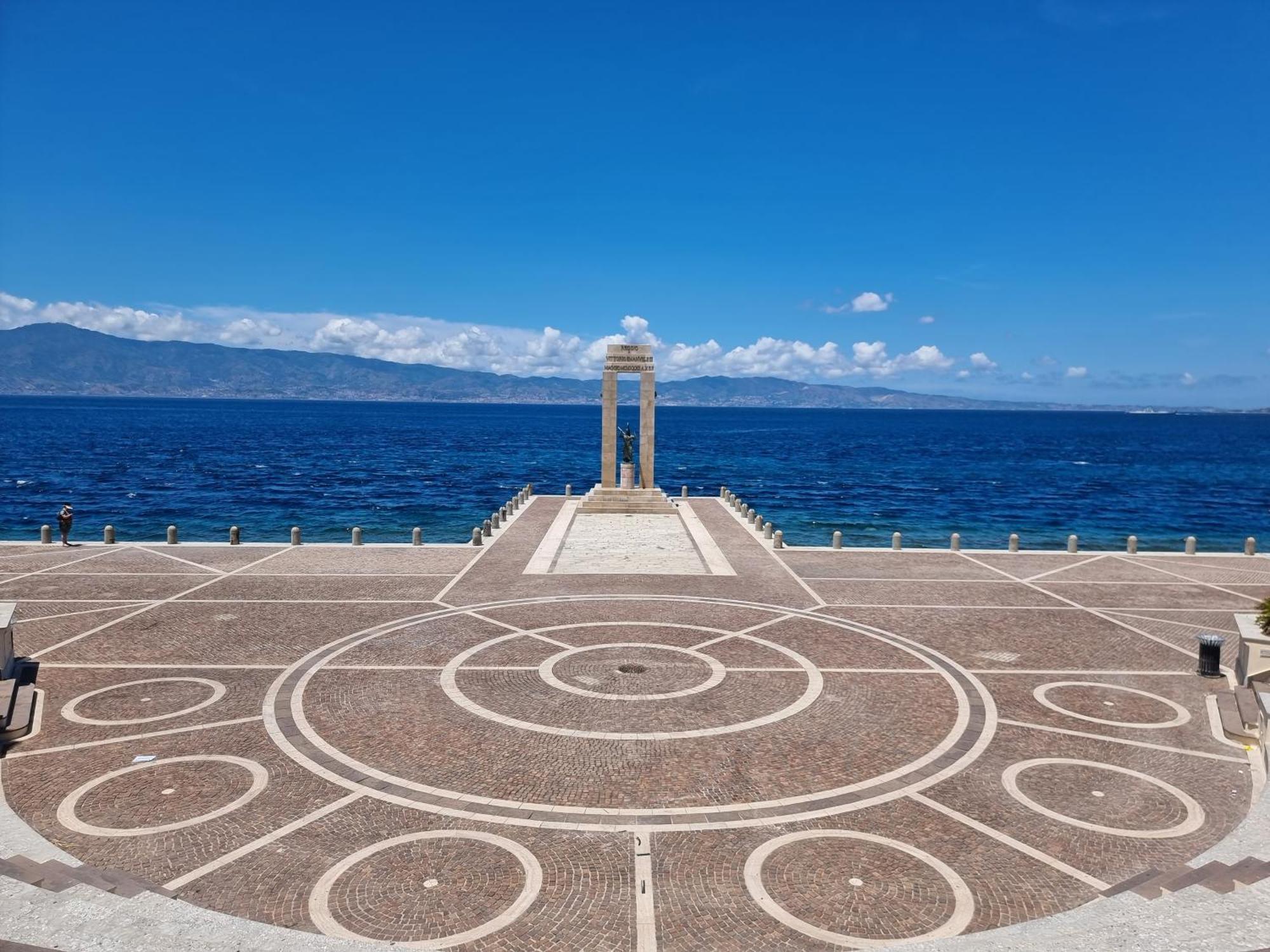 Loft Magna Grecia Reggio Calabria Centro Storico A 3 Minuti A Piedi Dal Mare Apartamento Exterior foto